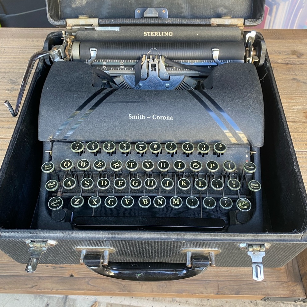 Smith-Corona Sterling Black Typewriter in Original Hard Case - Picture 8 of 8